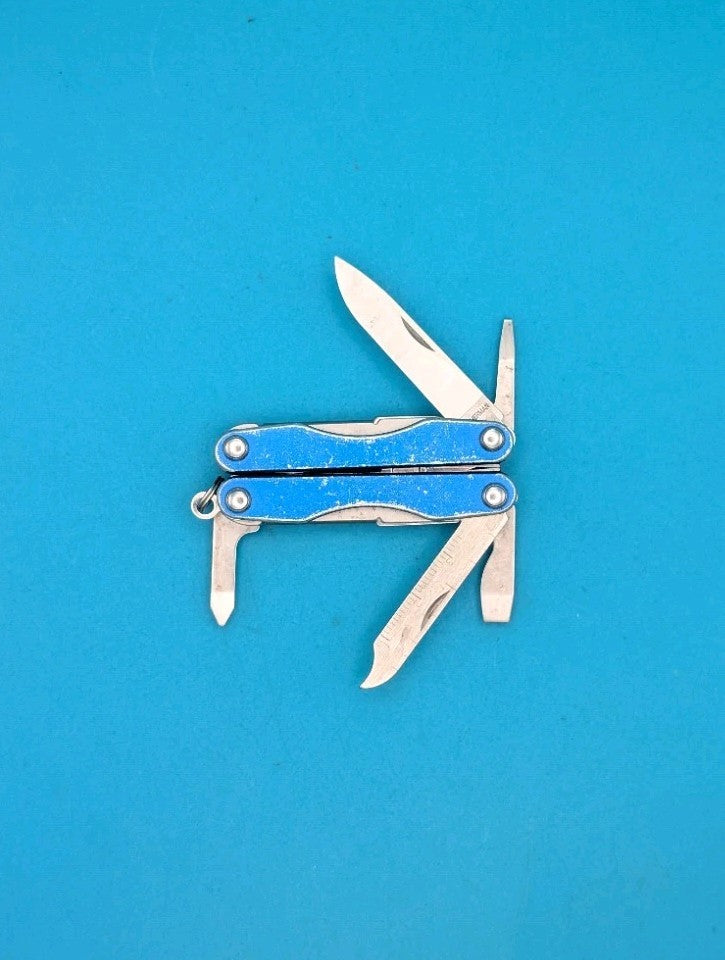 Leatherman "Squirt S4" Stainless Steel Multi Tool - BLUE!