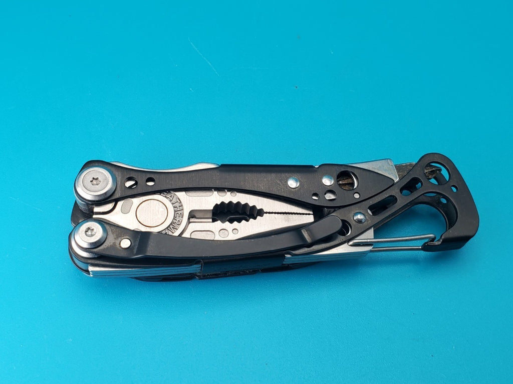 LEATHERMAN Skeletool Multi Tool - Combo Edge Blade Knife Pliers Carabiner!!!