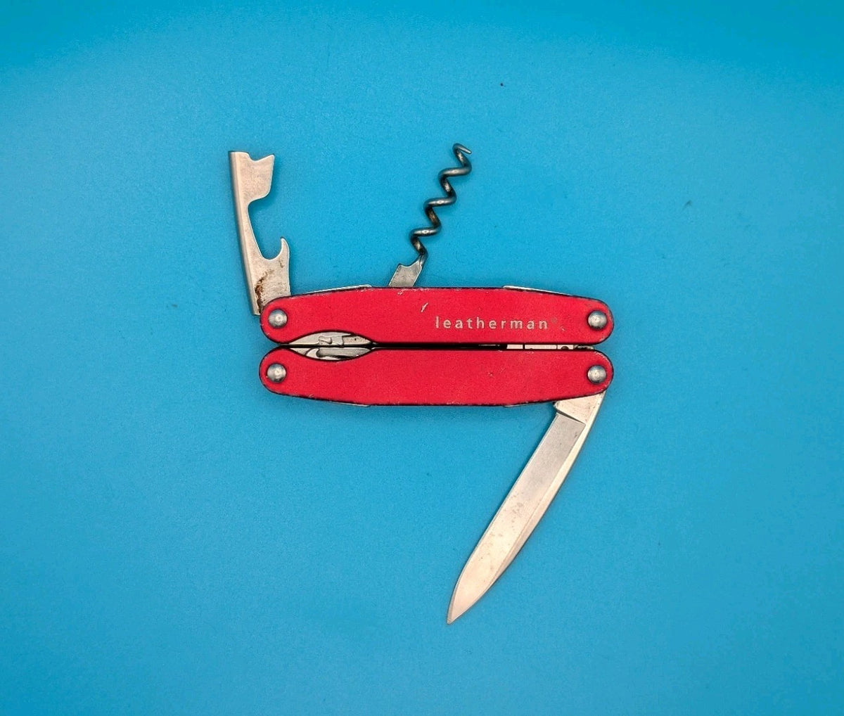 Leatherman Juice C2 Red Multi Tool! RETIRED! *WORN/LOOSE CORKSCREW*