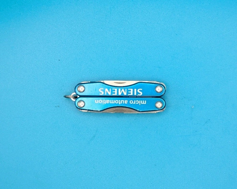 Leatherman Squirt P4 Multi-Tool, Key Ring, Retired, BLUE! *SIEMENS*