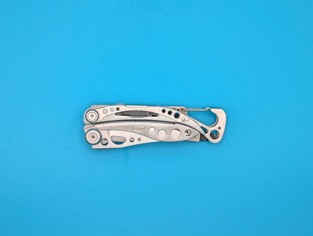 LEATHERMAN Skeletool Multi Tool - Combo Edge Blade Knife Pliers Carabiner!!!