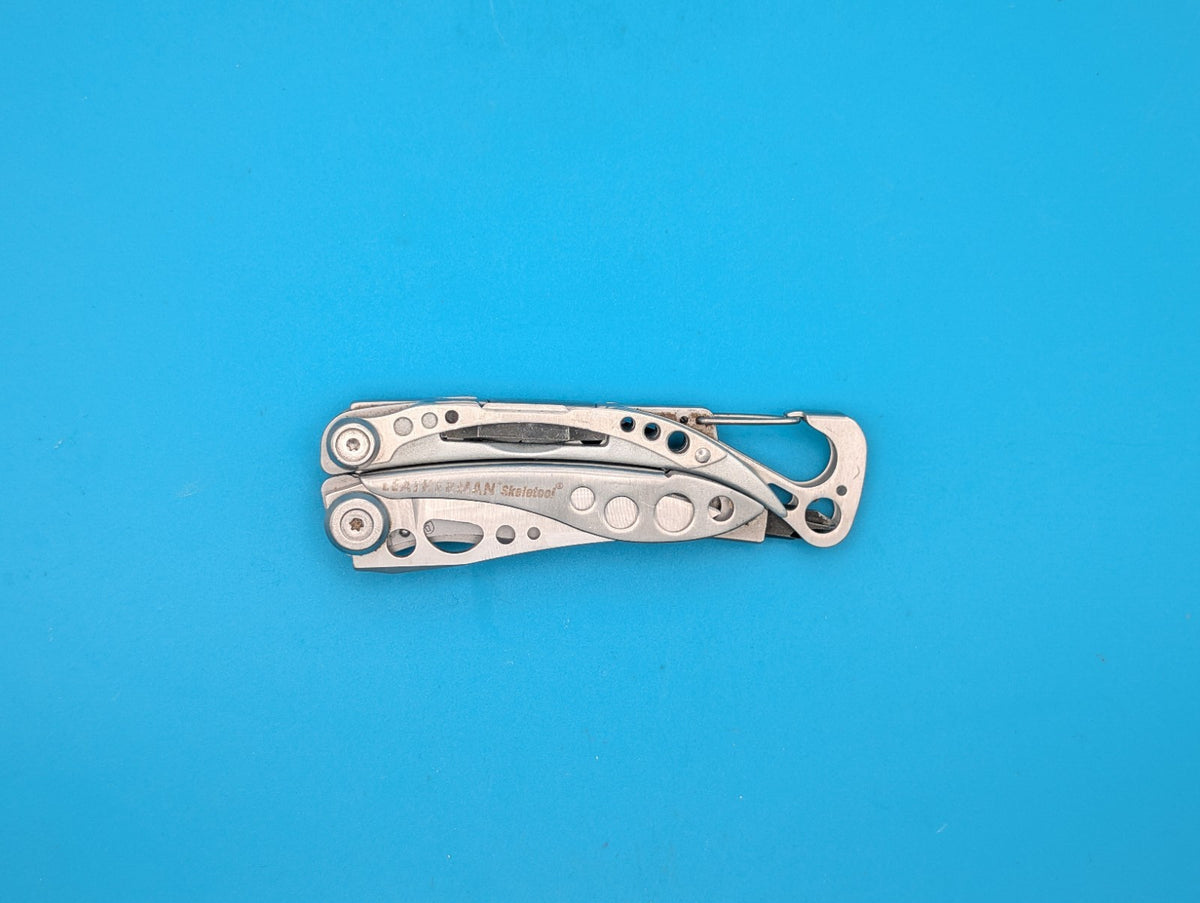 LEATHERMAN Skeletool Multi Tool - Combo Edge Blade Knife Pliers Carabiner!!!