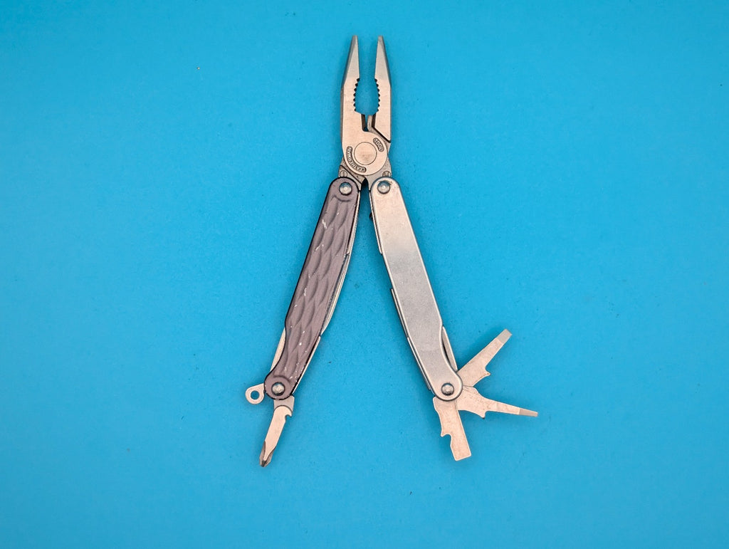 Leatherman Juice C2 Granite Gray Multi Tool! RETIRED! NICE!