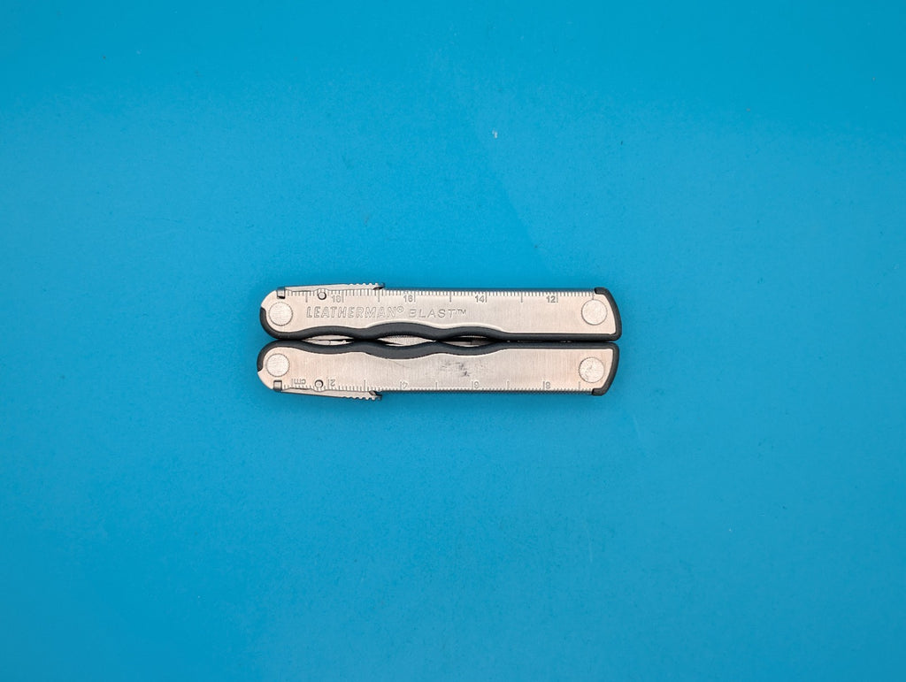 Leatherman BLAST Multi-Tool! *MISSING SMALL EYELGASS SCREWDRIVER*