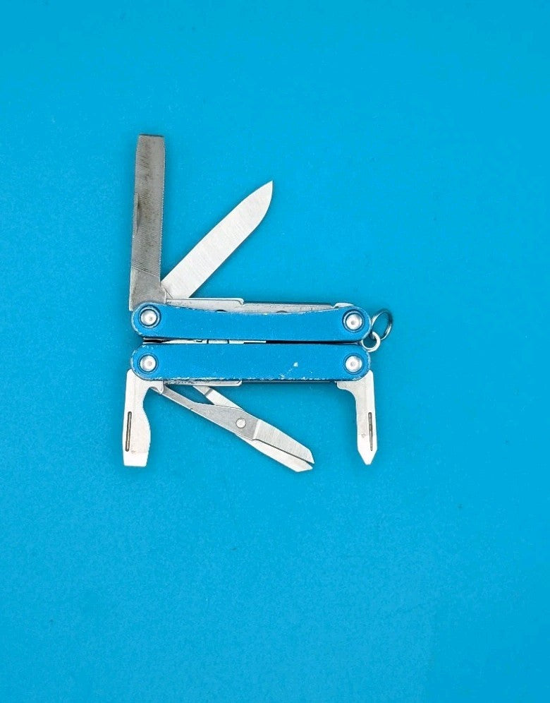 Leatherman Squirt PS4 Multi-Tool With Pliers Scissors Knife Blue