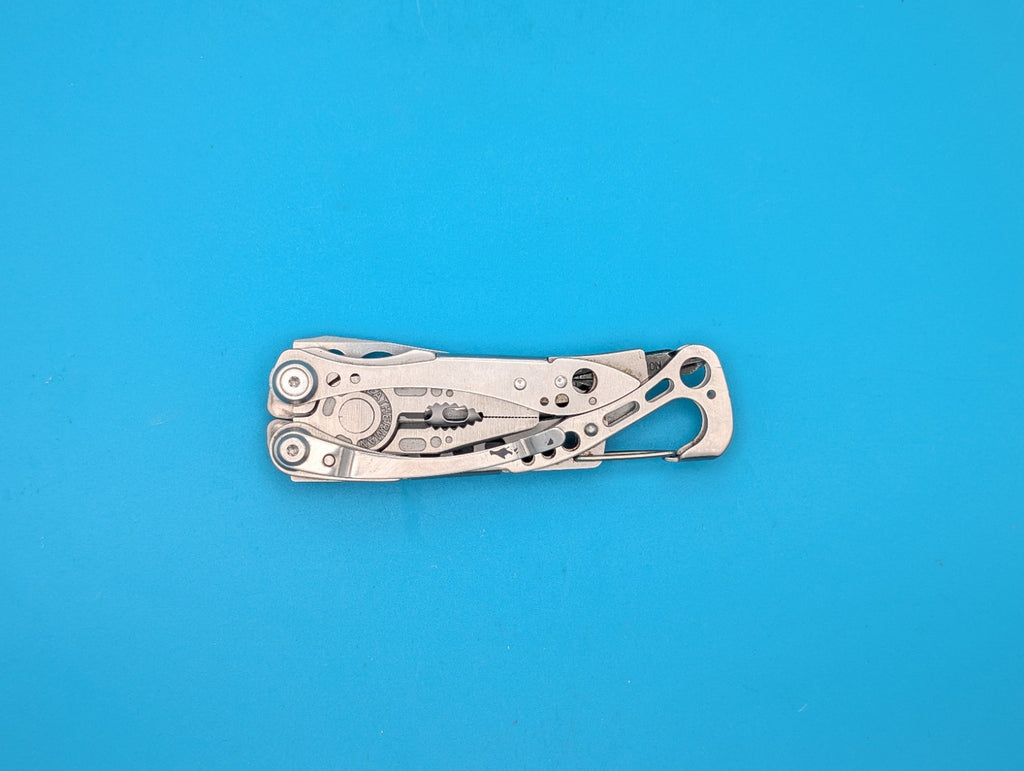 LEATHERMAN Skeletool Multi Tool - Combo Edge Blade Knife Pliers Carabiner!!!