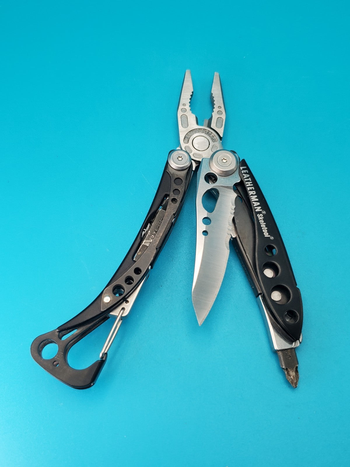LEATHERMAN Skeletool Multi Tool - Combo Edge Blade Knife Pliers Carabiner!!!