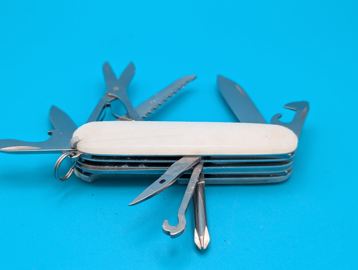 CUSTOM VICTORINOX FIELDMASTER GLOW IN THE DARK SWISS ARMY KNIFE! 91mm