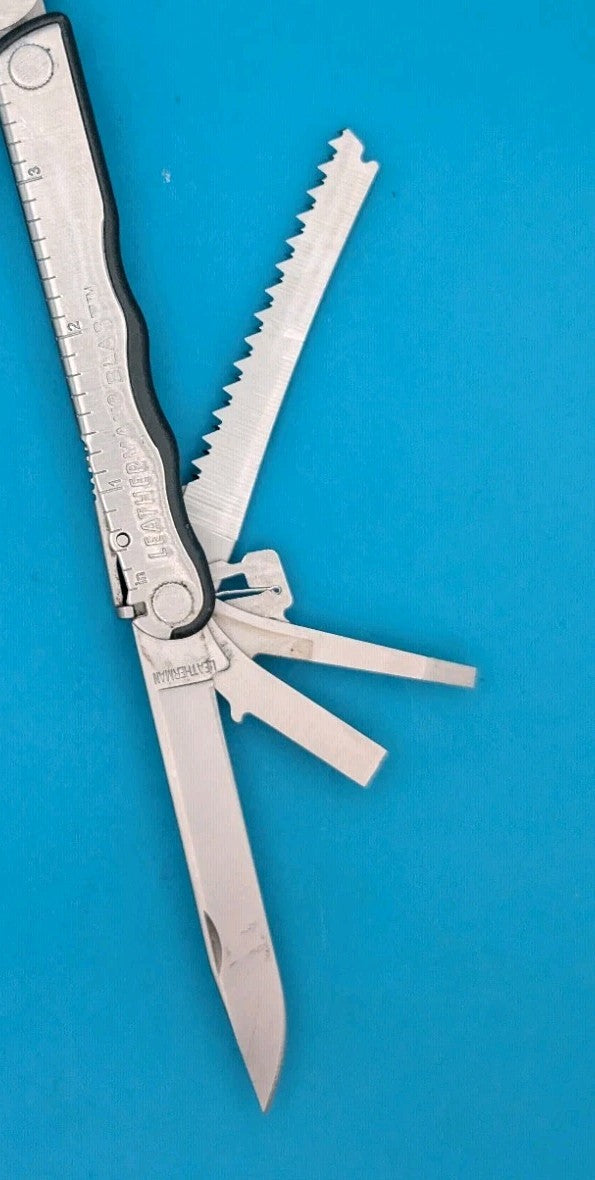 Leatherman BLAST Multi-Tool! *MISSING SMALL EYELGASS SCREWDRIVER*