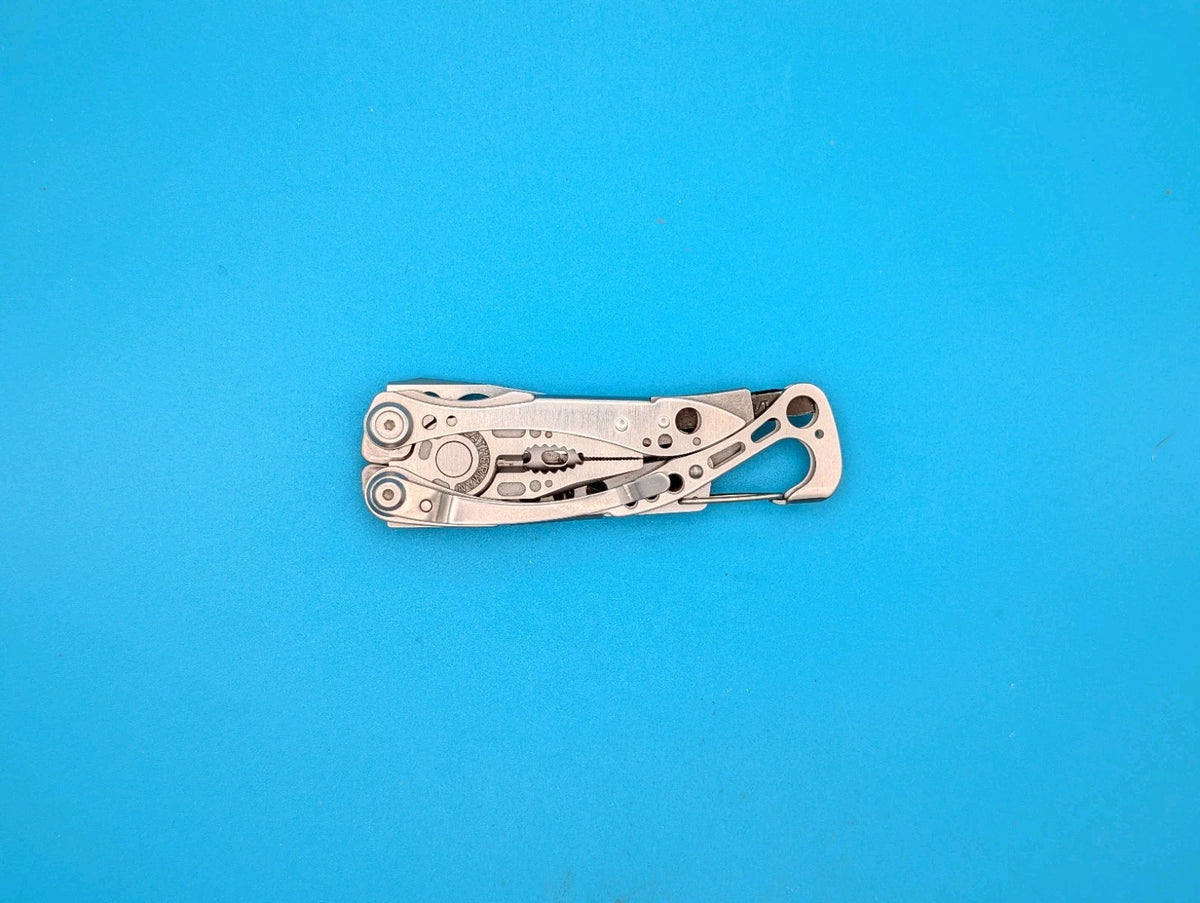 Leatherman Skeletool Multi Tool - Combo Edge Blade Knife Pliers Carabiner