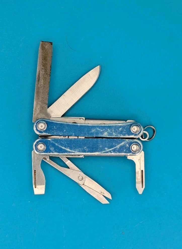 Leatherman Squirt PS4 Multi-Tool With Pliers Scissors Knife Blue