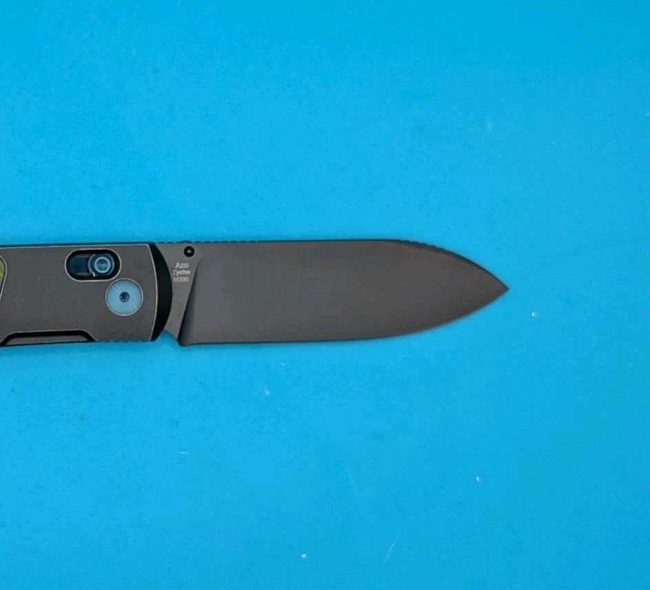 Kizer Tycho AZO M390 Blade Steel, Titanium Frame, 80’s Camo Carbon Handle