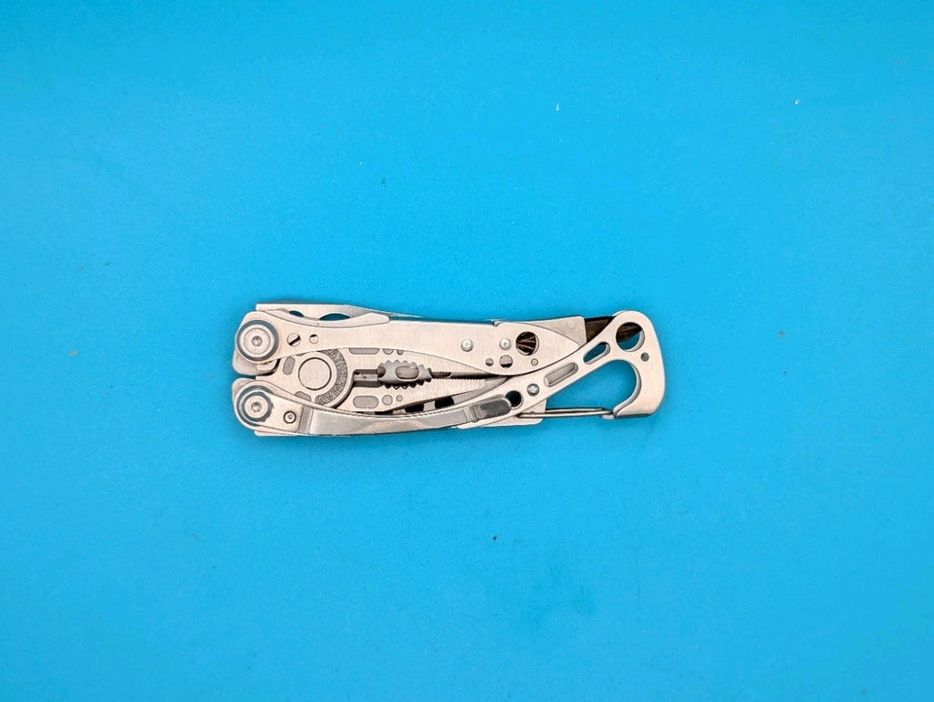 LEATHERMAN Skeletool Multi Tool - Combo Edge Blade Knife Pliers Carabiner!!!