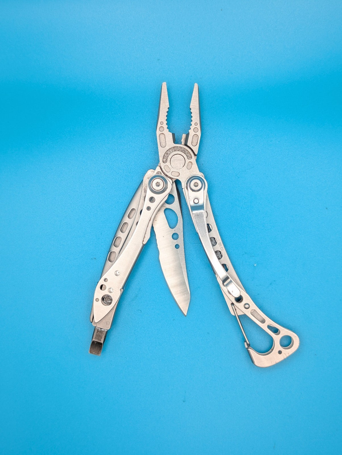 LEATHERMAN Skeletool Multi Tool - Combo Edge Blade Knife Pliers Carabiner!!!
